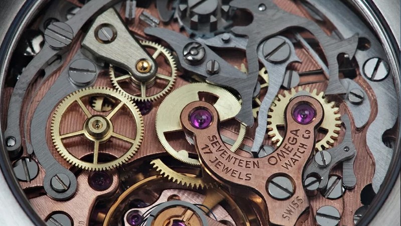 Cung cấp năng lượng bằng cách lên dây cót hoặc qua bộ phận quay Cung cấp năng lượng bằng cách lên dây cót hoặc qua bộ phận quay