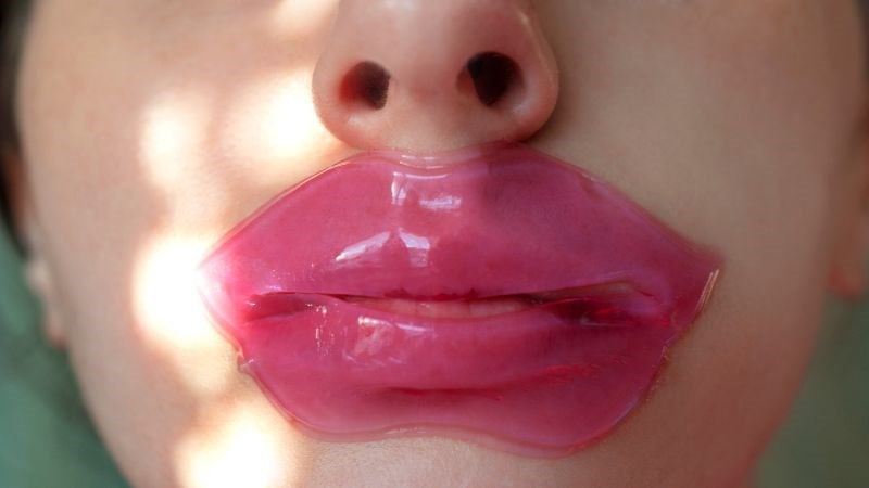 Mặt nạ môi cung cấp độ ẩm và dưỡng chất để nuôi dưỡng môi mềm mịn