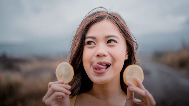 Liếm môi làm cho môi khô hơn và dễ nứt nẻ