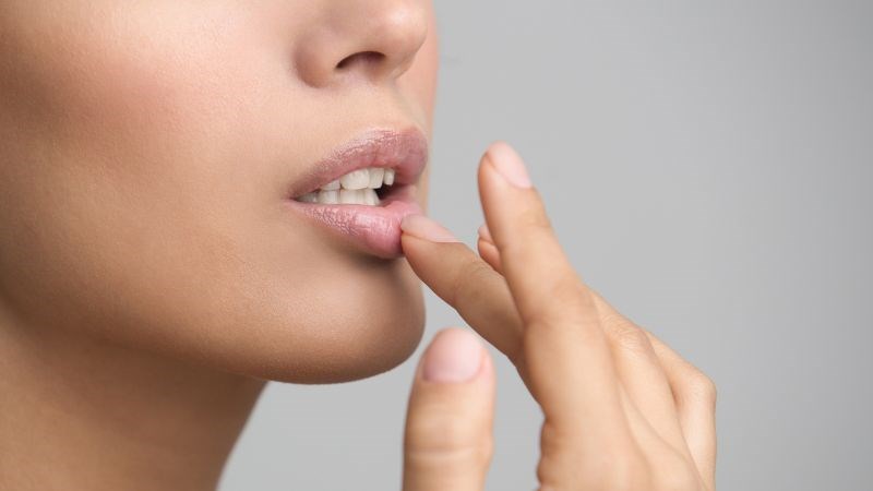 Massage môi giúp tăng lưu thông máu cho đôi môi hồng hào