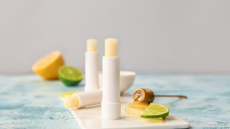 Bạn nên ưu tiên các sản phẩm dưỡng môi có thành phần tự nhiên, dịu nhẹ
