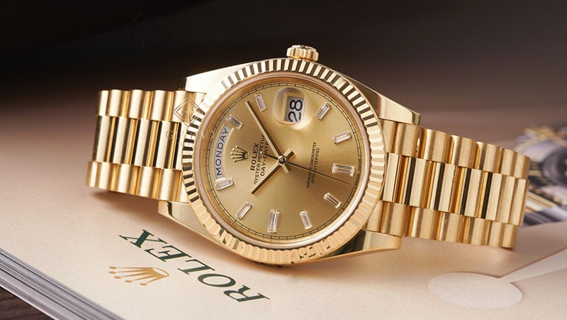 Đồng hồ cao cấp sở hữu khung viền bằng v&agrave;ng