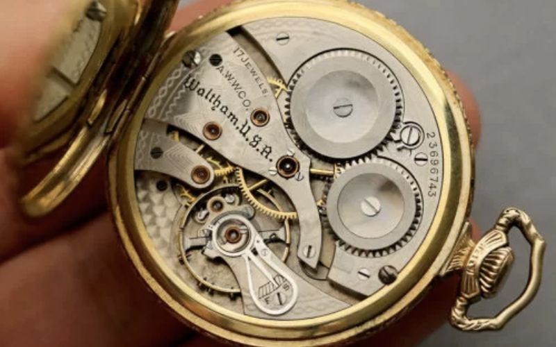 Đ&acirc;y l&agrave; loại n&uacute;m c&oacute; thiết kế kinh điển v&agrave; chuẩn mực của thế giới đồng hồ