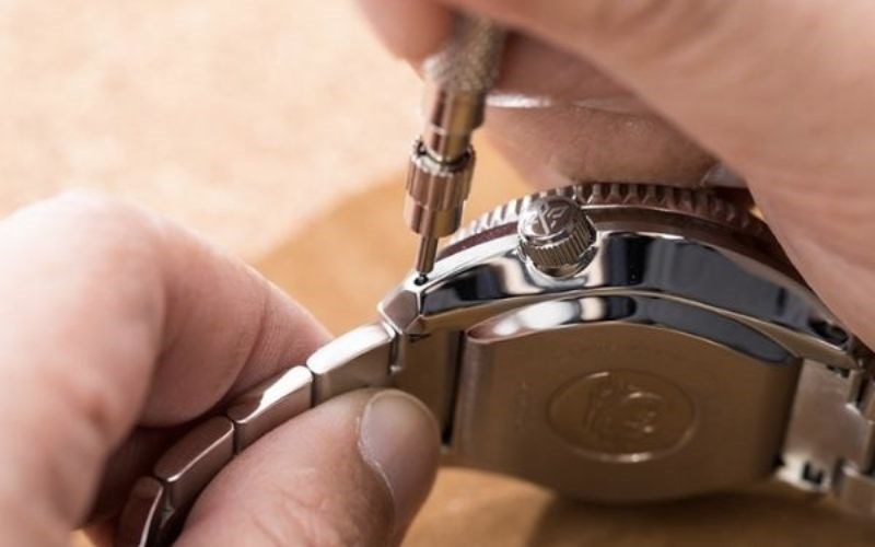  N&uacute;m đồng hồ thường được l&agrave;m từ kim loại hoặc th&eacute;p kh&ocirc;ng gỉ