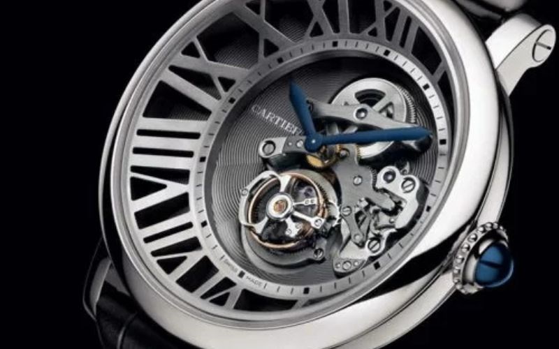 Phần ch&oacute;p n&uacute;m l&agrave; một vi&ecirc;n đ&aacute; được gia c&ocirc;ng tỉ mỉ