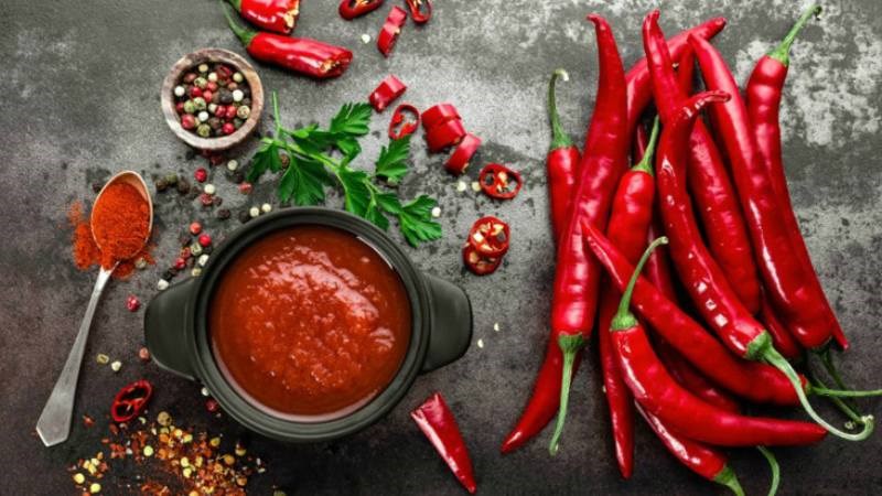 Capsaicin trong thực phẩm cay nóng có thể gây đau và sưng tấy búi trĩ