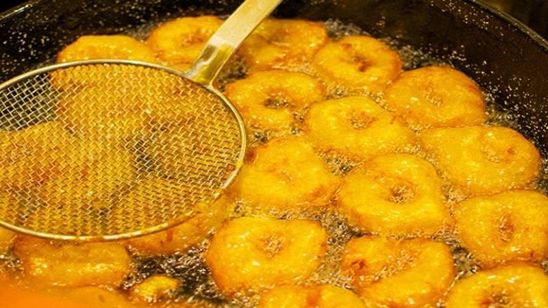 Các loại thực phẩm chứa nhiều dầu mỡ gây khó tiêu, khiến người bệnh trĩ dễ táo bón