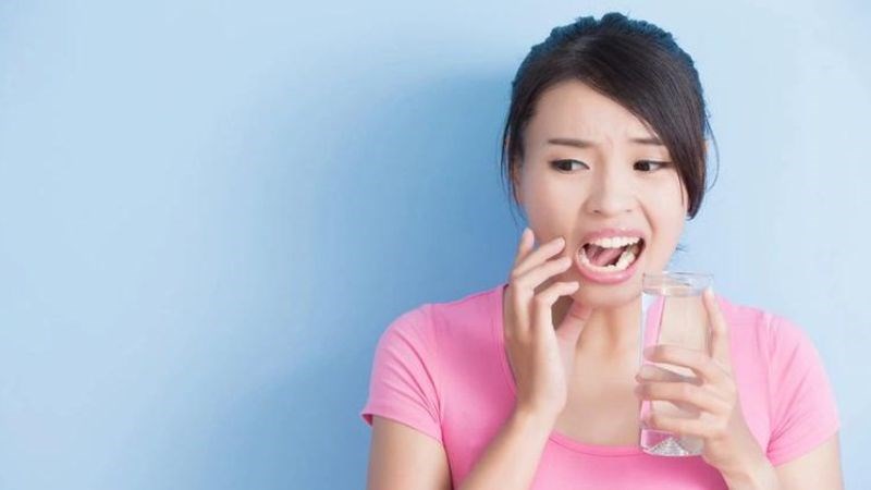 Sau lấy cao răng bạn có thể thấy ê buốt trong một vài ngày đầu Sau lấy cao răng bạn có thể thấy ê buốt trong một vài ngày đầu