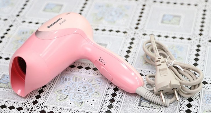 Chế độ sấy mát trên máy sấy tóc 1000W Panasonic EH-ND12-P645 rất phù hợp cho ai có mái tóc mỏng và yếu