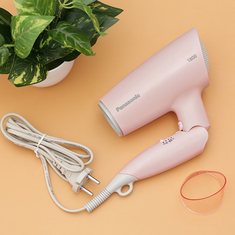 Máy sấy tóc Panasonic có đa dạng chế độ sấy cho phép người dùng tinh chỉnh linh hoạt theo nhu cầu sử dụng.