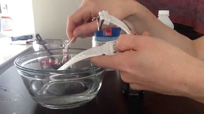 Rửa d&acirc;y đồng hồ trong hỗn hợp vừa tạo