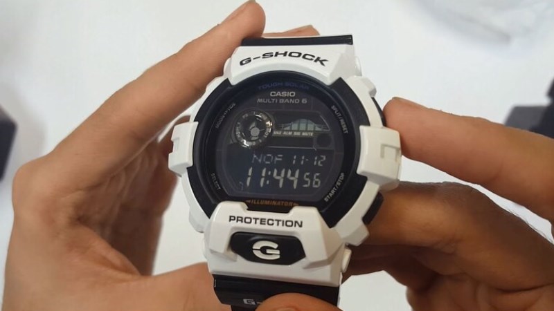 Kiểm tra lại độ sạch của d&acirc;y đồng hồ