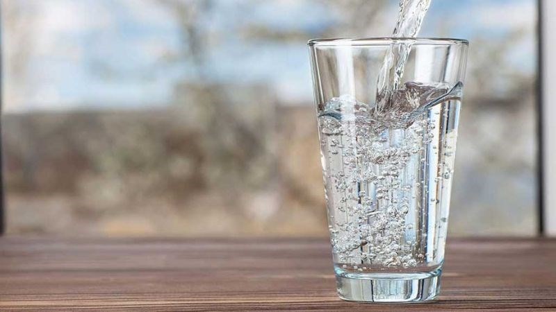 Uống đủ nước giúp cải thiện tình trạng giãn tĩnh mạch