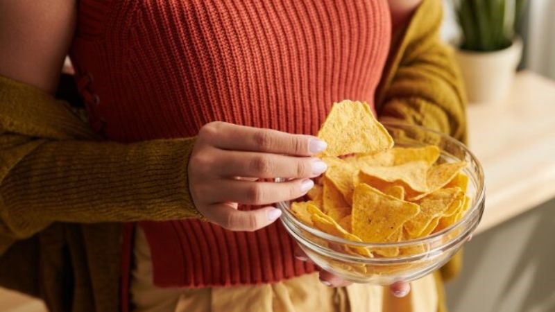 Đồ ăn vặt chứa nhiều đường, chất béo và muối làm gia tăng các triệu chứng giãn tĩnh mạch thừng tinh