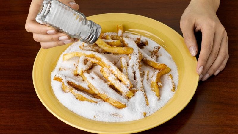 Thức ăn mặn không tốt cho những người bị giãn tĩnh mạch thừng tinh