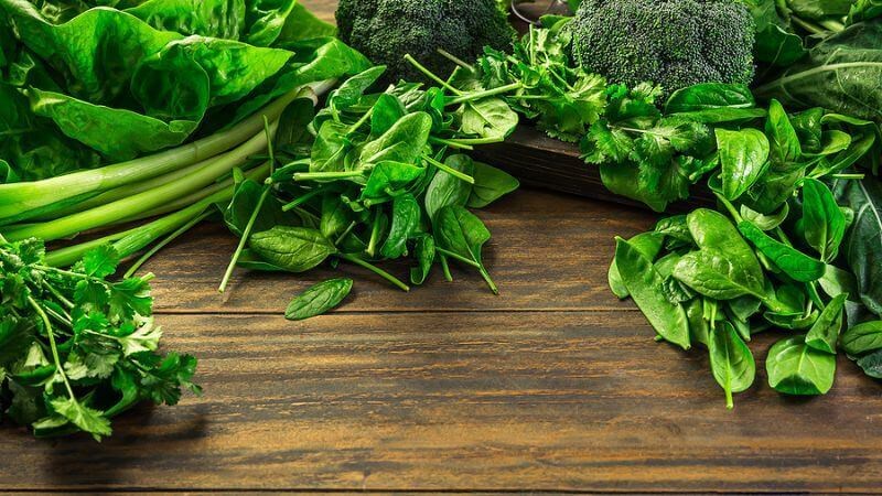 Rau lá xanh giàu vitamin và chất xơ giúp dễ tiêu hóa và hạn chế tạo áp lực lên bìu