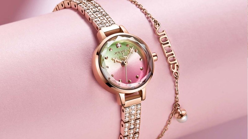 Sử dụng các chất liệu cao cấp như: Da tổng hợp, mặt kính khoáng,... Sử dụng các chất liệu cao cấp như: Da tổng hợp, mặt kính khoáng,...