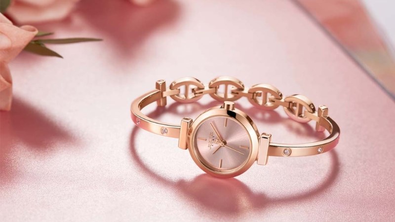 Dây đeo thanh mảnh, tinh tế và cầu kỳ giúp làm tôn lên vẻ đẹp cổ tay Dây đeo thanh mảnh, tinh tế và cầu kỳ giúp làm tôn lên vẻ đẹp cổ tay