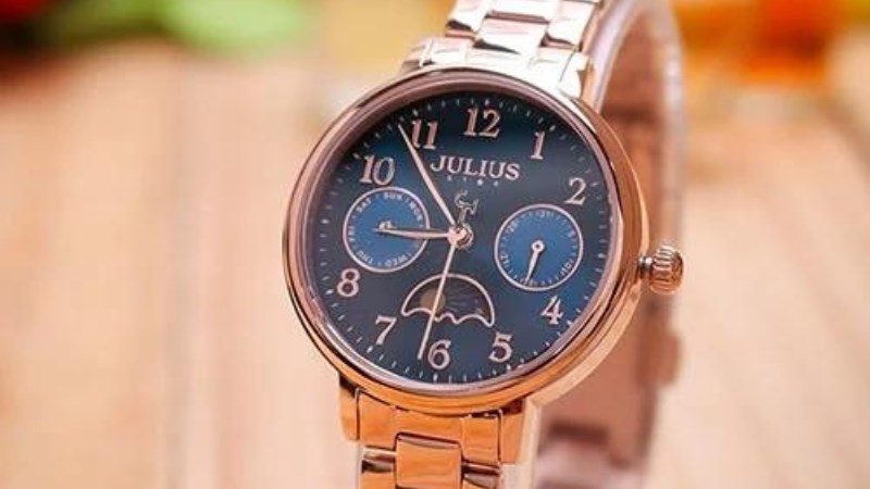 Các chi tiết trên máy chính hãng sẽ được chế tác rất tinh xảo, tỉ mỉ và cầu kỳ Các chi tiết trên máy chính hãng sẽ được chế tác rất tinh xảo, tỉ mỉ và cầu kỳ