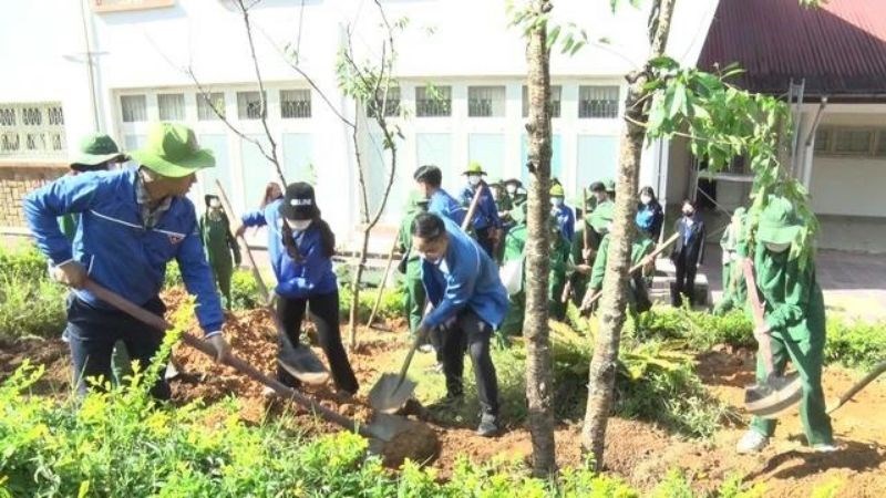 Trồng cây xanh mang lại nhiều lợi ích như ngăn chặn bụi và làm sạch không khí Trồng cây xanh mang lại nhiều lợi ích như ngăn chặn bụi và làm sạch không khí