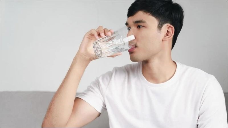 Người lớn và trẻ em từ 10 tuổi trở lên nên uống khoảng 1,5 - 2,5 lít nước mỗi ngày Người lớn và trẻ em từ 10 tuổi trở lên nên uống khoảng 1,5 - 2,5 lít nước mỗi ngày