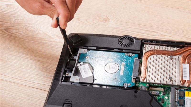  Lấy ổ cứng HDD ra để thay ổ cứng SSD vào