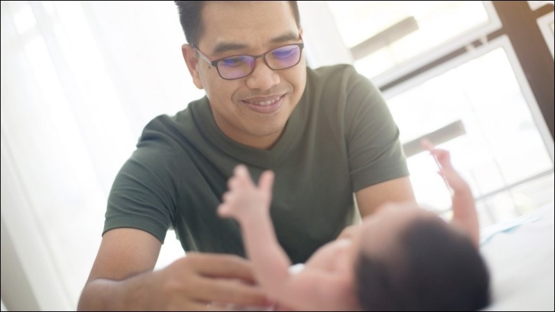 Nhờ sự trợ giúp của những người xung quanh để cùng chăm sóc em bé