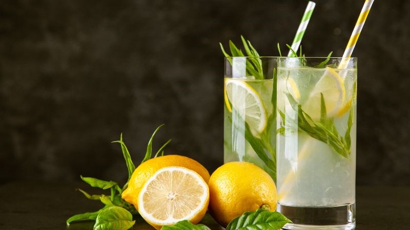Nước chanh là một nguồn cung cấp vitamin C dồi dào, hỗ trợ hệ thống miễn dịch