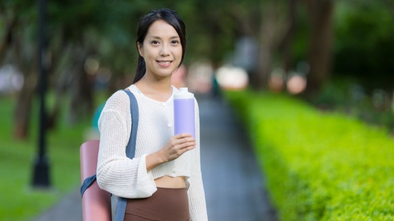 Luôn mang theo nước giúp hình thành thói quen uống nước dễ dàng hơn