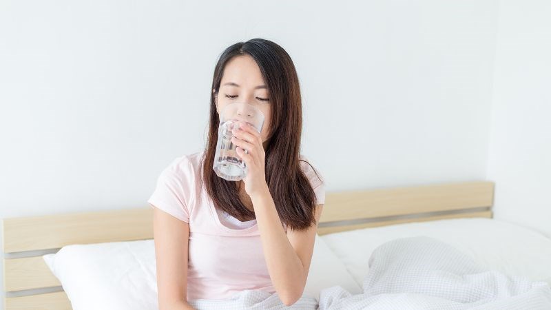 Uống ngay một cốc nước ấm sau khi thức dậy giúp cơ thể bù lại lượng nước đã mất 