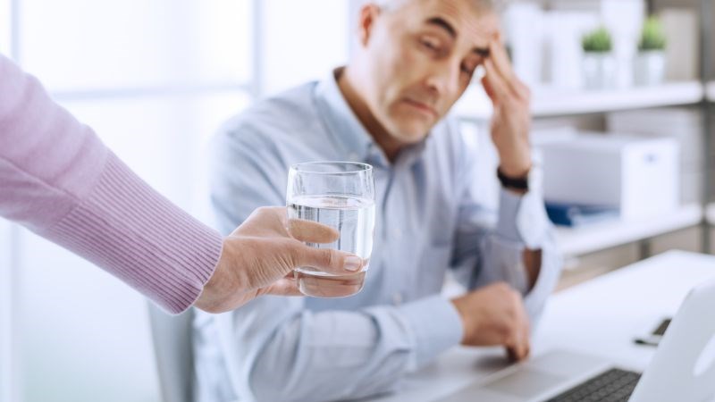 Người đau đầu nên uống đủ lượng nước cần thiết mỗi ngày