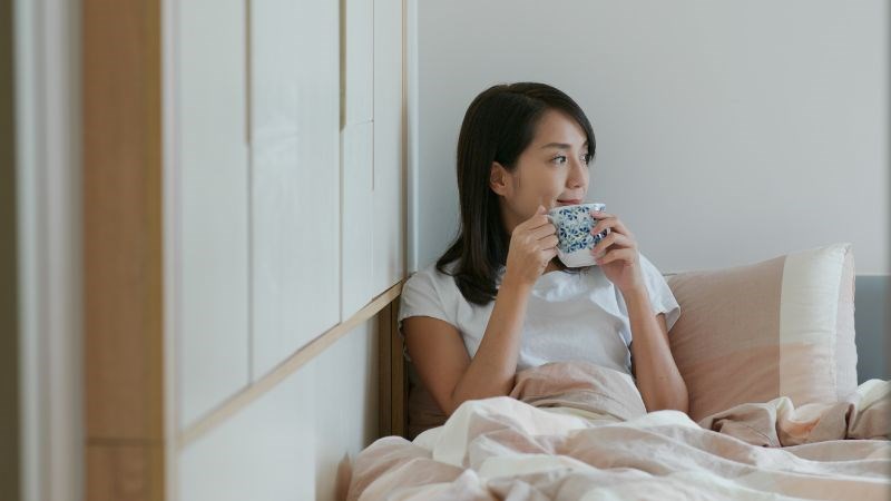 Uống một cốc nước trước khi đi ngủ sẽ giúp kiểm soát nhiệt độ tốt hơn