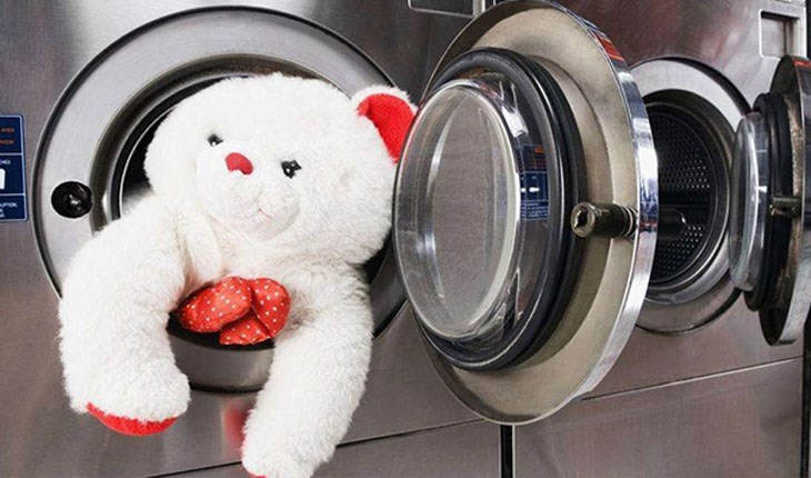 Bạn có thể cho gấu bông vào máy giặt hoặc đặt vào túi giặt sau đó cho vào máy để làm sạch