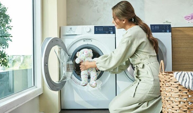 Bạn hãy cho gấu bông vào túi giặt và chọn chế độ giặt len khi giặt