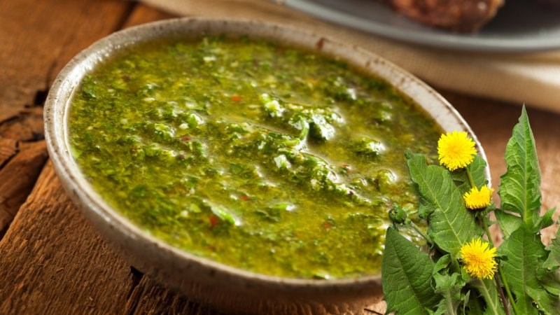 Lá bồ công anh kết hợp với rau mùi có thể làm nước sốt thơm ngon