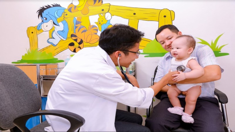 Ba mẹ cần liên hệ với cơ sở y tế để trao đổi tình trạng sức khỏe của bé