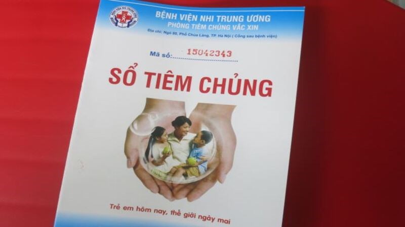 Ba mẹ cần mang theo sổ tiêm chủng để theo dõi chi tiết quá trình tiêm chủng của bé