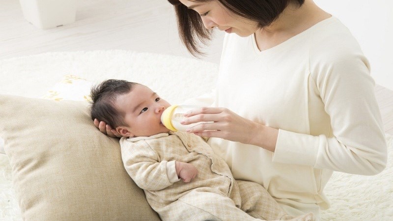 Ăn uống đầy đủ dinh dưỡng để bé có sức đề kháng tốt hơn 