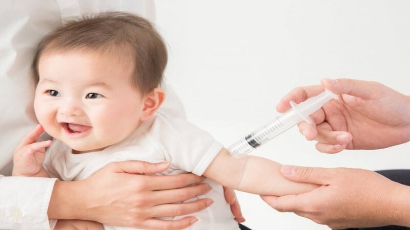 Phân tán sự chú ý của bé để bé bình tĩnh, ít sợ và đau hơn