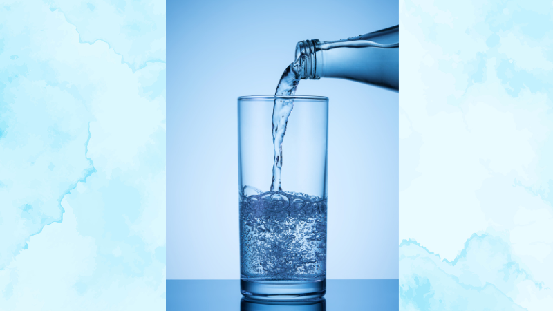 Nước khoáng có ga chứa các bọt axit cacbonic mịn Nước khoáng có ga chứa các bọt axit cacbonic mịn