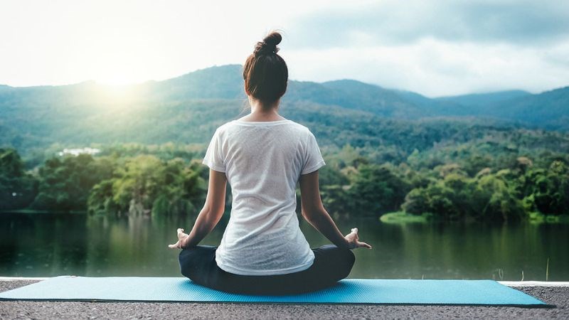 Bạn có thể tập yoga và thiền để giảm căng thẳng