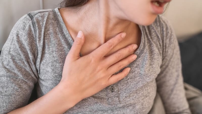 Khó thở có thể đi kèm đau quặn bụng