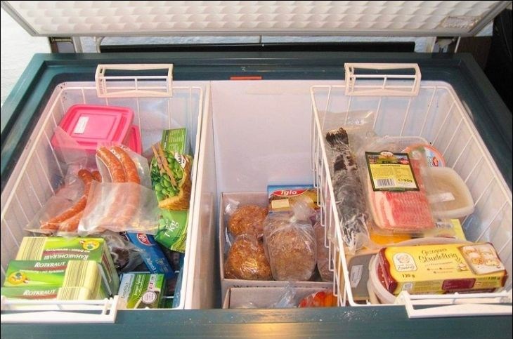 Làm đá trong tủ đông chung với thực phẩm sẽ dễ bị ám mùi