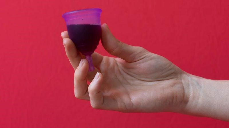 Đeo cốc nguyệt san sai kích cỡ làm tràn dịch kinh nguyệt