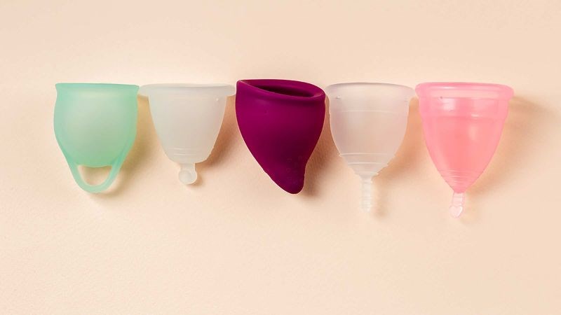 Người mới sử dụng nên chọn cốc nguyệt san cuống có nấc răng để dễ đặt và tháo ra