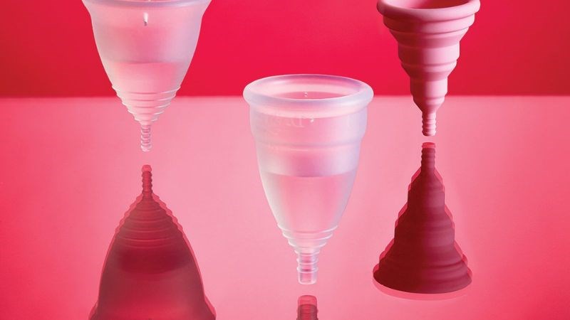 Phụ nữ mang thai và bị chảy máu hoặc tiết dịch sau sinh không nên dùng cốc nguyệt san