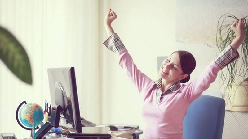 Bạn nên nghỉ ngơi, đứng dậy và vận động khớp vai, cổ nhẹ nhàng khi ngồi một chỗ quá lâu Bạn nên nghỉ ngơi, đứng dậy và vận động khớp vai, cổ nhẹ nhàng khi ngồi một chỗ quá lâu