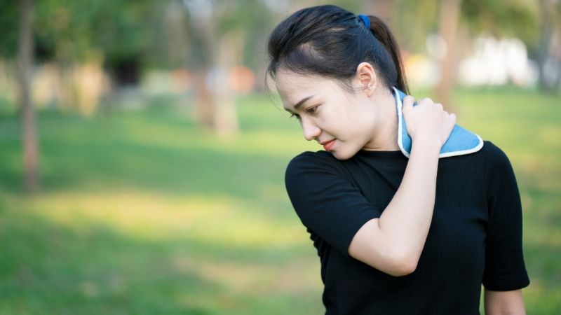 Chườm lạnh giúp các mạch máu co lại hỗ trợ giảm sưng tấy, đau nhức vùng cổ Chườm lạnh giúp các mạch máu co lại hỗ trợ giảm sưng tấy, đau nhức vùng cổ