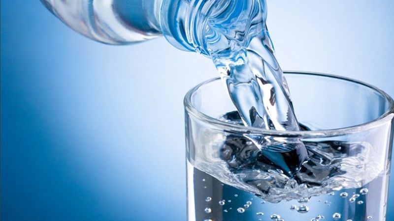 Duy trì thói quen uống đủ 2 - 2,5 lít nước mỗi ngày hỗ trợ tăng cường lưu thông máu, nuôi dưỡng các đĩa đệm Duy trì thói quen uống đủ 2 - 2,5 lít nước mỗi ngày hỗ trợ tăng cường lưu thông máu, nuôi dưỡng các đĩa đệm