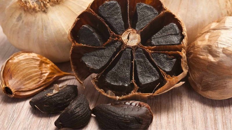 Tỏi đen nguyên củ, bóc vỏ và ăn trực tiếp là cách dùng tốt nhất